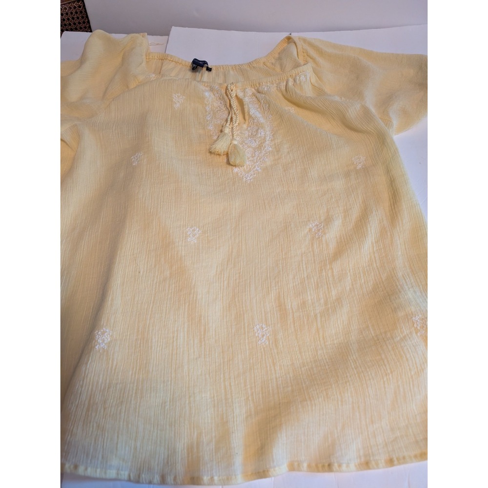 Women's Bandolino Size 1x Romantic Yellow Summmer Top wEmbroidered Flowers